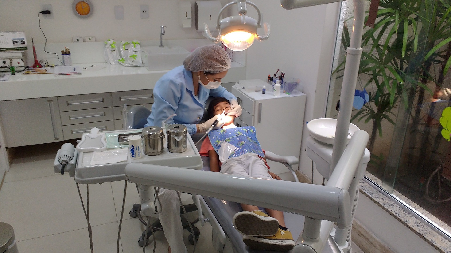 Kleiner Bub bei der Zahnarztbehandlung