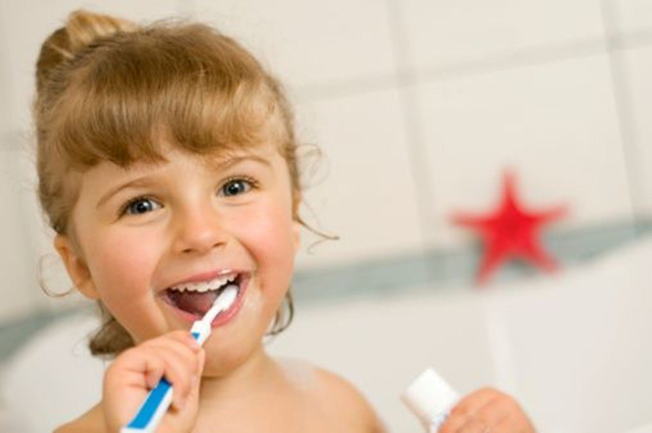 Kleines Mädchen beim Zähneputzen