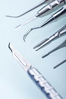 Blitzsaubere Zahninstrumente bereit zum Einsatz bei Parodontose