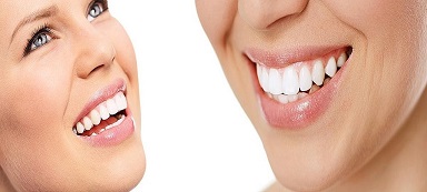 Zwei junge Frauen freuen sich nach erfolgreichen Zahnbehandlungen
