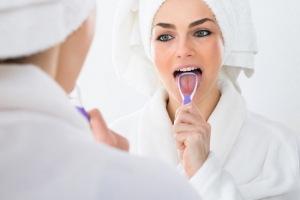 Zungenschaber zur Zungenpflege hilft gegen Mundgeruch