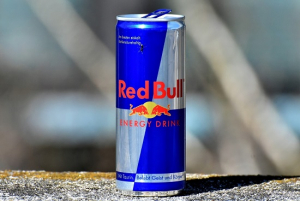 Eine Dose Red Bull Energy Drink